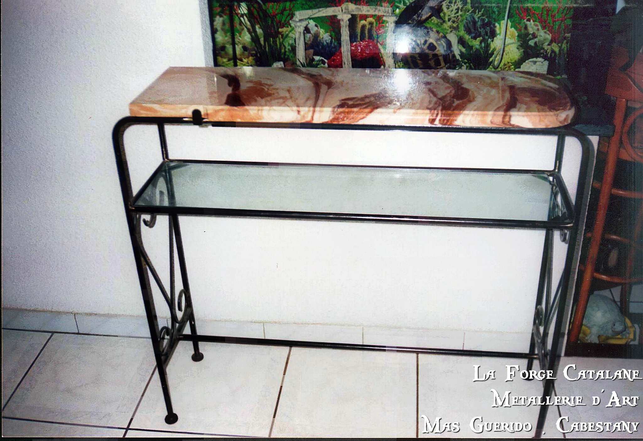 petit meuble en fer tablette en verre et marbre  forge catalane.jpg